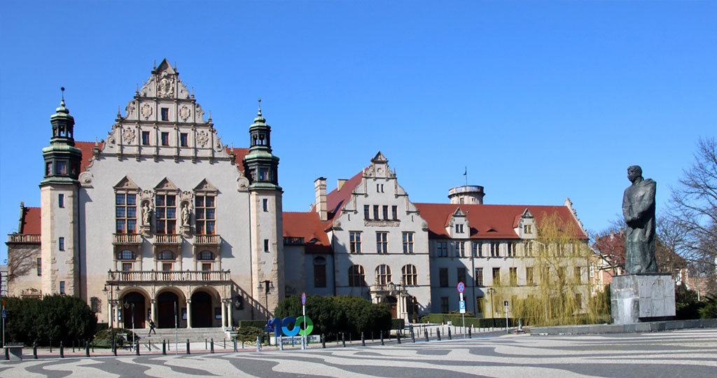 Universidad Adam Mickiewicz de Poznań